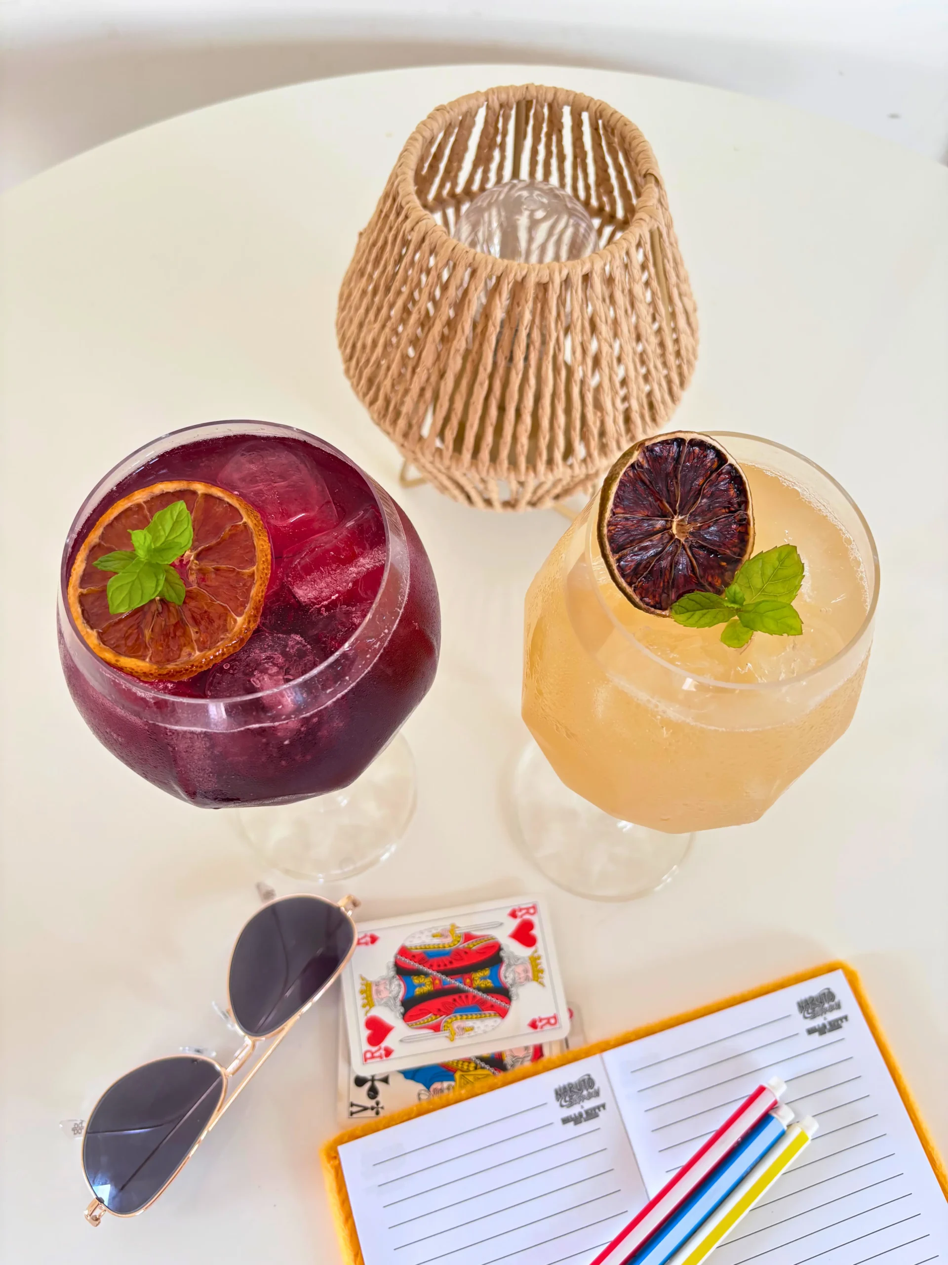 Cocktail et mocktail servis ensemble